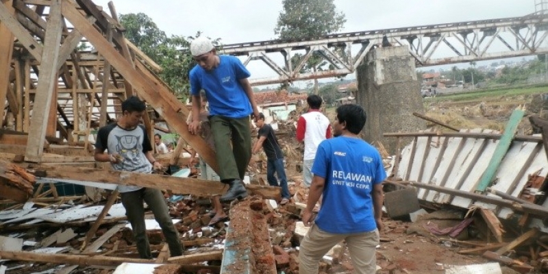 UAC YDSF Bersihkan Puing Masjid