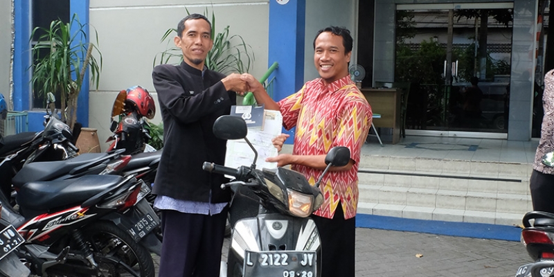 YDSF Serahkan Wakaf Motor Untuk Dai Desa