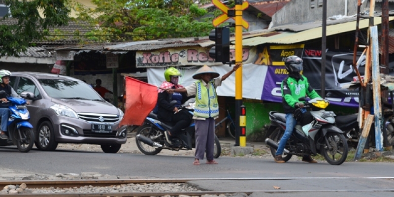 Tebar Parcel Palang Pintu Kereta