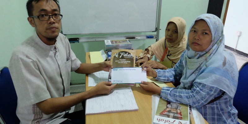 YDSF BANTU BIAYA PERLENGKAPAN SEKOLAH ANAK YATIM di JATIM