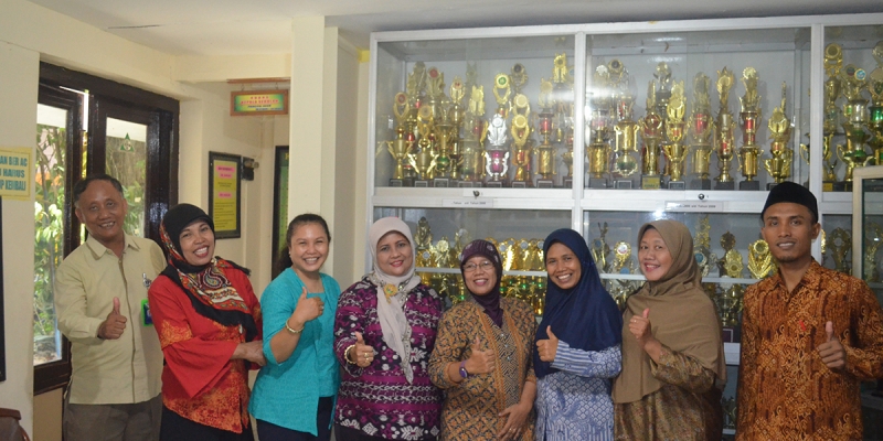 YDSF Sambangi Koordinator Donatur SDN Ketabang 1 Surabaya