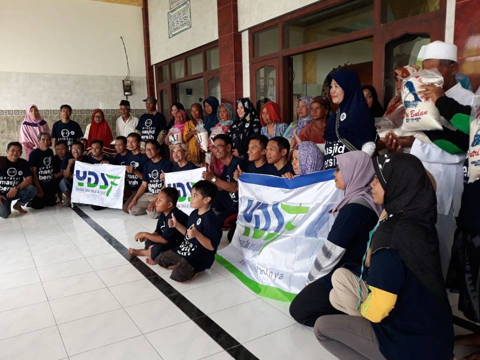 Perfotoan Bersama Para Donatur dan Masyarakat Sekitar Masjid 