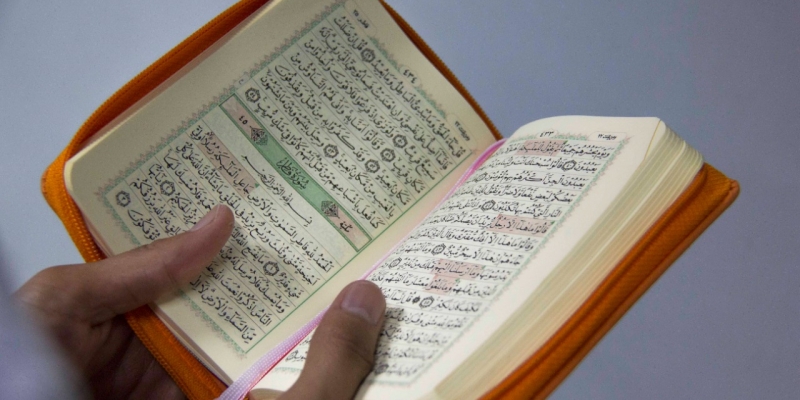Mengeraskan Bacaan Al-Qur’an Atau Mengaji Saat Orang Lain Shalat | YDSF