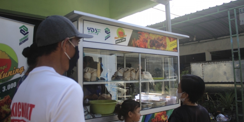 Bangkitkan Ekonomi Masyarakat, YDSF Luncurkan Program Berbagi Nasi Kuning Murah