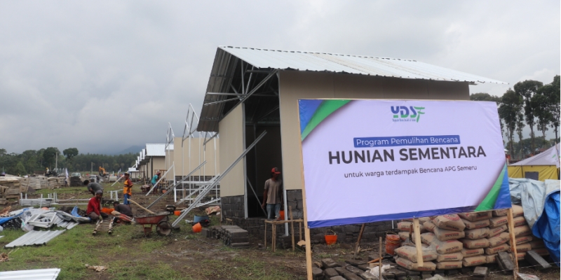 YDSF Distribusikan Alat Kerja Huntara dan Bantuan Yatim untuk Penyintas Semeru