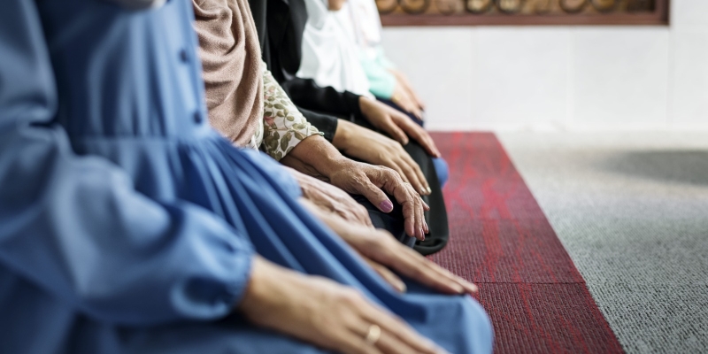 Bagaimana Bila Posisi Jamaah Wanita Sejajar dengan Pria? | YDSF